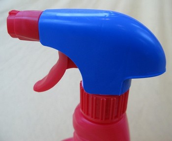 Sprühflasche eines ätzenden Reinigungsmittels ohne kindergesicherten Verschluss